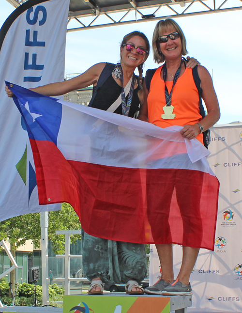 Pan Am Masters Games athletes with medals - Chile