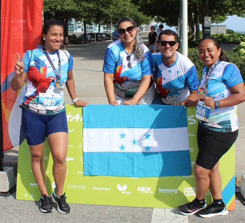 Pan Am Masters Games athletes with medals - Honduras