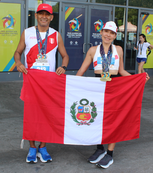 Pan Am Masters Games athletes with medals - Peru