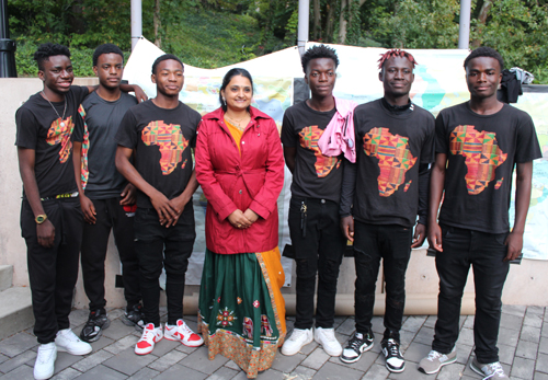 Black Beanz and Bollywood dancers group photo