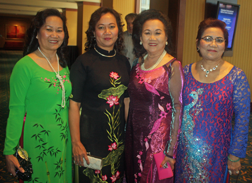 Gia Hoa Ryan and sisters