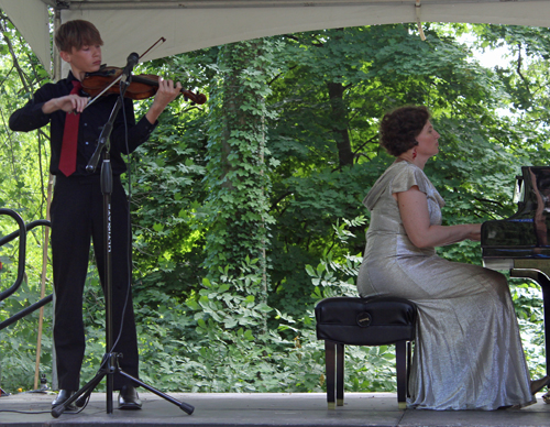 Young violinist and Vera Holczer