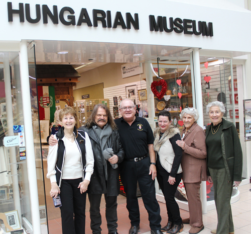 Leslie Mandoki in Hungarian Museum with volunteers