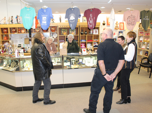 Leslie Mandoki in Hungarian Museum with volunteers