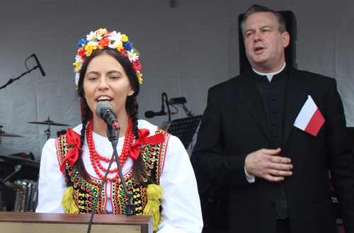 Elizabeth Suhak leading Polish national anthem