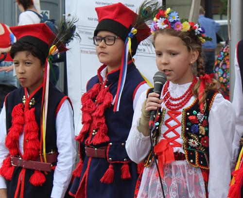 Youngsters from Henryk Sienkiewicz School recited poems in Polish