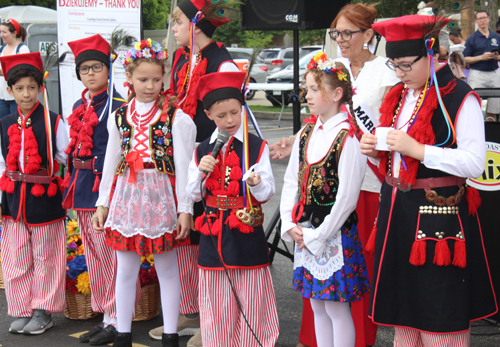 Youngsters from Henryk Sienkiewicz School recited poems in Polish